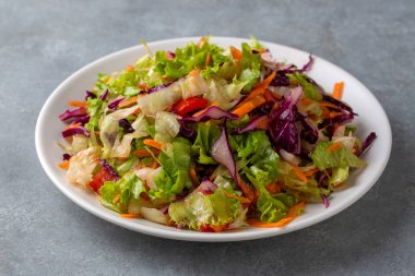Türk usulü marul salatası. Marullu diyet salatası, kırmızı lahana, domates ve havuç..