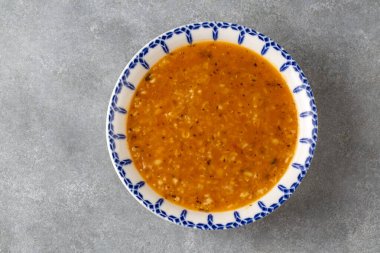 Geleneksel lezzetli Türk çorbası; Türk adı; Tarhana veya Ezogel corbasi