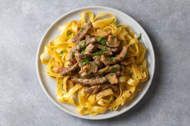 Kremalı mantar soslu Fettuccine makarna ve stroganoff.