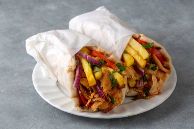 Pide ekmeğine sarılı Yunan tavuk jiroskopu