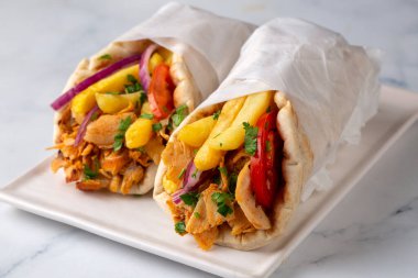 Pide ekmeğine sarılı Yunan tavuk jiroskopu