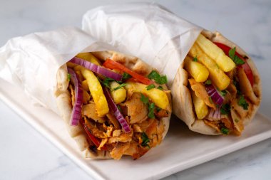 Pide ekmeğine sarılı Yunan tavuk jiroskopu