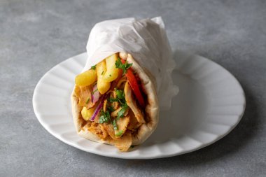 Pide ekmeğine sarılı Yunan tavuk jiroskopu