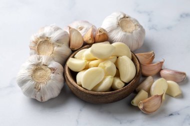 Masada soğanlar ve karanfiller taze sarımsak, yakın plan.