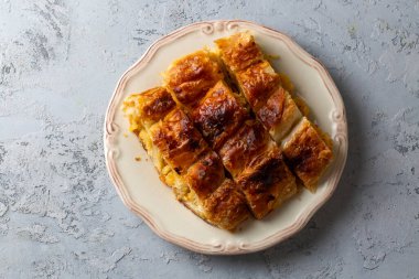 Filo hamur borek kol tarifi servis Türk usulü et dolması. 