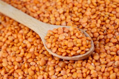 Beyaz arkaplanda kırmızı mercekler