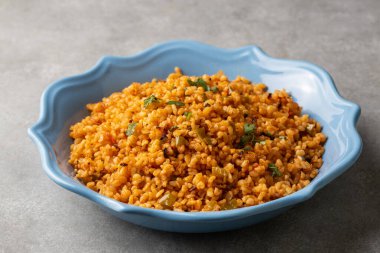 Geleneksel Türk mutfağı; domatesli Bulgur pilavı. Türkçe adı: Domatesli bulgur pilavi veya meyhane pilavi