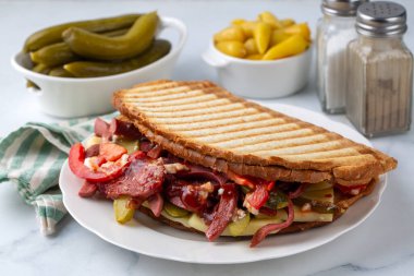 Geleneksel Türk tost sandviçi servisi (Türkçe adı: Ayvalik tostu)