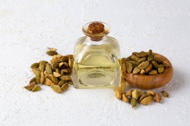 Yeşil kakule, cam kaplarda gerekli yağ ve kakule kapsülleri.