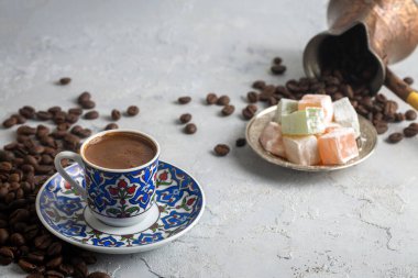 Geleneksel lezzetli Türk kahvesi veya Yunan kahvesi