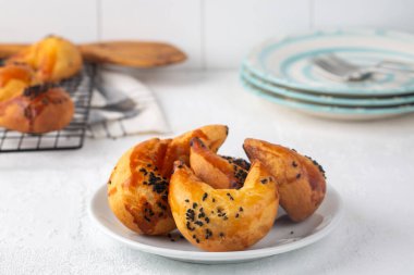 Türk mutfağından; ay çöreği çok lezzetlidir. Moon pogaca veya Moon coregi - Türkçe adı; Ay boregi veya ay coregi