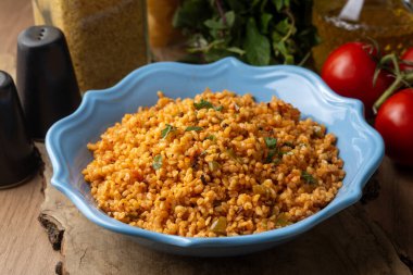 Tabakta domates sosu bulunan geleneksel Türk bulgur pilavı (Türkçe adı; meyhane pilavi))