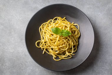 Pesto soslu spagetti çok lezzetli.