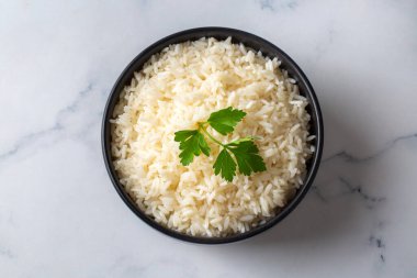 Sade beyaz basmati pilavı pişirdim. Haşlanmış pirinç pilavı.