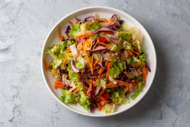 Türk usulü marul salatası. Marullu diyet salatası, kırmızı lahana, domates ve havuç..
