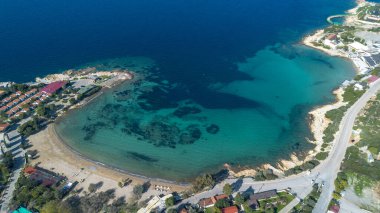 Koyu mavi turkuaz bir körfez. Akkum - Seferihisar - Türkiye