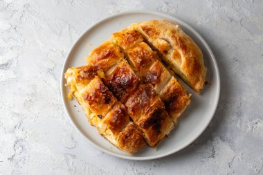 Filo hamur borek kol tarifi servis Türk usulü et dolması. 