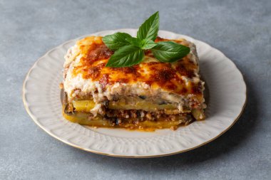 Geleneksel Yunan patatesi ve etli güveç - musakka