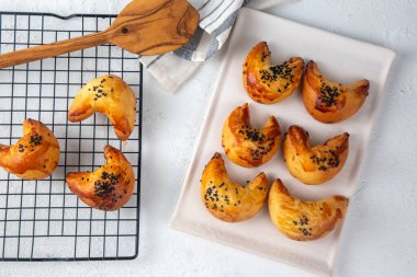 Türk mutfağından ay çöreği çok lezzetlidir. Türkçe adı: ay coregi or ay boregi