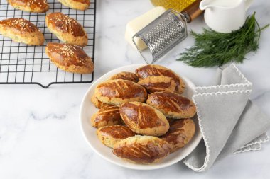 Lezzetli Türk yemekleri, dereotlu peynirli hamur işi, Türkçe adı; dere otlu peynirli pogaca