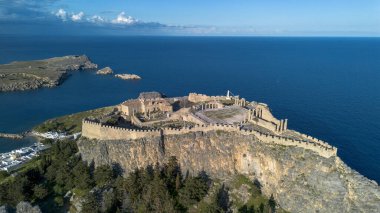 Rodos, Yunanistan. Lindos küçük, bembeyaz bir köy ve Akropolis, Ege Denizi 'ndeki Rhodos Adası manzarası..