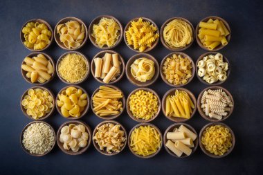 Farklı lezzetlerde pişirilmemiş makarna, İtalyan makarnası duvar kağıdı, değişik tipte makarna ve şekilli kompozisyon