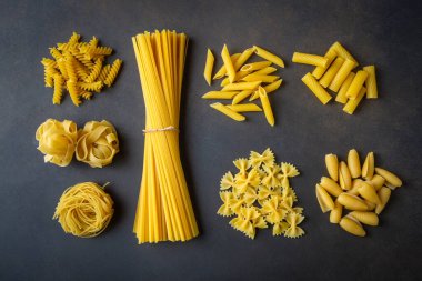 Farklı lezzetlerde pişirilmemiş makarna, İtalyan makarnası duvar kağıdı, değişik tipte makarna ve şekilli kompozisyon