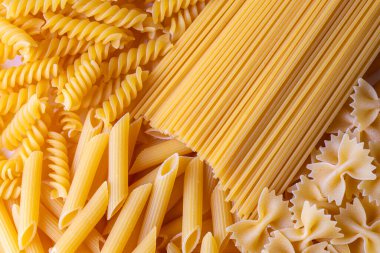 Farklı lezzetlerde pişirilmemiş makarna, İtalyan makarnası duvar kağıdı, değişik tipte makarna ve şekilli kompozisyon