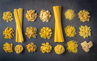 Farklı lezzetlerde pişirilmemiş makarna, İtalyan makarnası duvar kağıdı, değişik tipte makarna ve şekilli kompozisyon