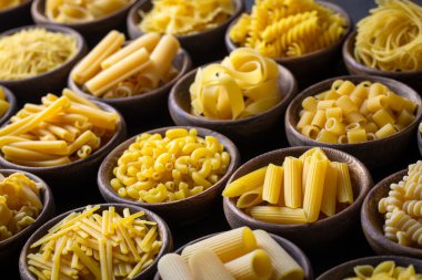 Farklı lezzetlerde pişirilmemiş makarna, İtalyan makarnası duvar kağıdı, değişik tipte makarna ve şekilli kompozisyon