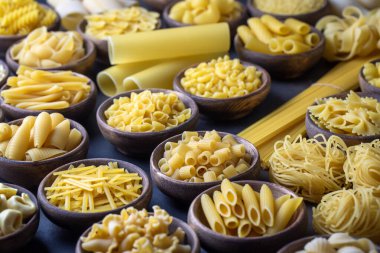 Farklı lezzetlerde pişirilmemiş makarna, İtalyan makarnası duvar kağıdı, değişik tipte makarna ve şekilli kompozisyon