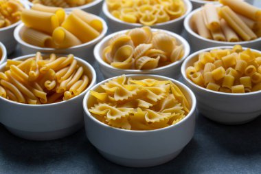 Farklı lezzetlerde pişirilmemiş makarna, İtalyan makarnası duvar kağıdı, değişik tipte makarna ve şekilli kompozisyon