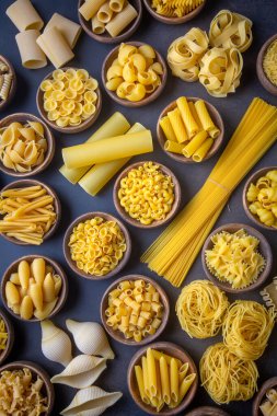 Farklı lezzetlerde pişirilmemiş makarna, İtalyan makarnası duvar kağıdı, değişik tipte makarna ve şekilli kompozisyon