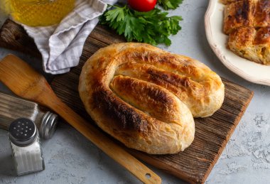 Filo hamur borek kol tarifi servis Türk usulü et dolması. 