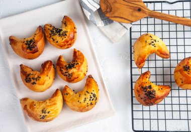 Türk mutfağından ay çöreği çok lezzetlidir. Türkçe adı: ay coregi or ay boregi