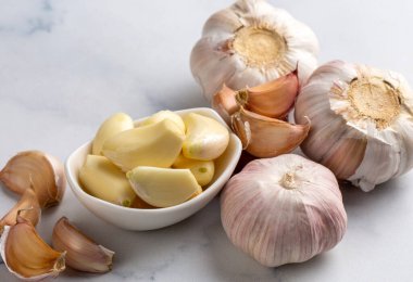 Masada soğanlar ve karanfiller taze sarımsak, yakın plan.