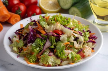 Türk usulü marul salatası. Marullu diyet salatası, kırmızı lahana, domates ve havuç..