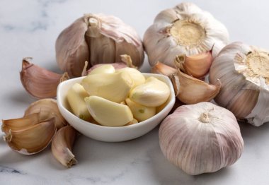 Masada soğanlar ve karanfiller taze sarımsak, yakın plan.