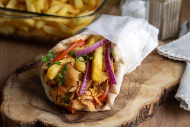 Pide ekmeğine sarılı Yunan tavuk jiroskopu