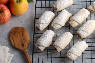 Türk tarifi: mini elmalı turta, kurabiye. Türkçe adı; elmali kurabiye 