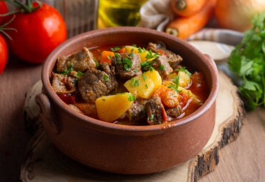 Gulaş, çorba ve güveç. Biftek, patates ve bol kırmızı biberden yapılmış. Macar geleneksel yemeği.