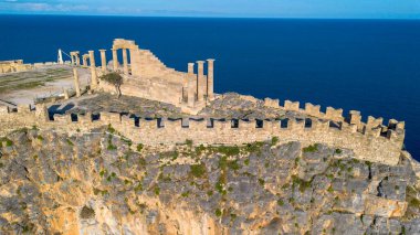 Rodos, Yunanistan. Lindos küçük, bembeyaz bir köy ve Akropolis, Ege Denizi 'ndeki Rhodos Adası manzarası..