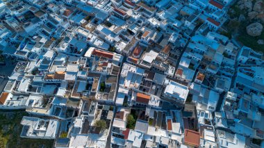 Rodos, Yunanistan. Lindos küçük, bembeyaz bir köy ve Akropolis, Ege Denizi 'ndeki Rhodos Adası manzarası..