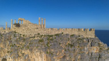 Rodos, Yunanistan. Lindos küçük, bembeyaz bir köy ve Akropolis, Ege Denizi 'ndeki Rhodos Adası manzarası..