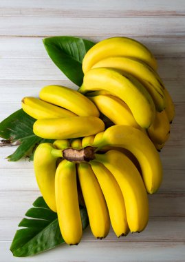 Bir demet çiğ organik muz Yenmeye hazır