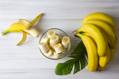 Bir demet çiğ organik muz Yenmeye hazır