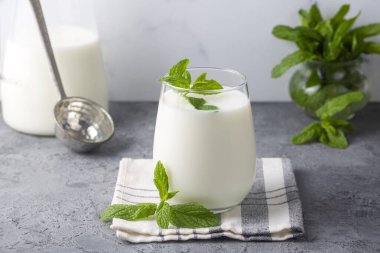 Bir bardak geleneksel Türk içeceği ayran, kefir ya da yoğurttan yapılmış tereyağı, sağlıklı yiyecek.