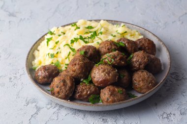 Kottbullar - Geleneksel İsveç köftesi ve patates püresi