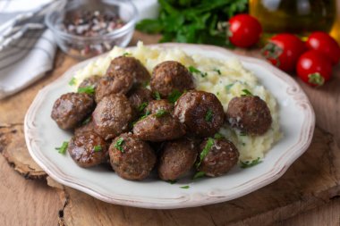 Kottbullar - Geleneksel İsveç köftesi ve patates püresi