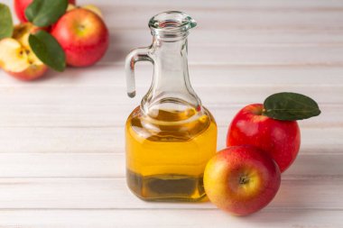 Kırmızı lezzetli elmalar ve elma sirkesi.